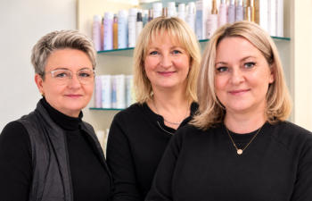Friseurmeisterinnen Isabell Kuhn (links) und Heike Kutzner (Mitte) mit Friseurin Daniela Büttig